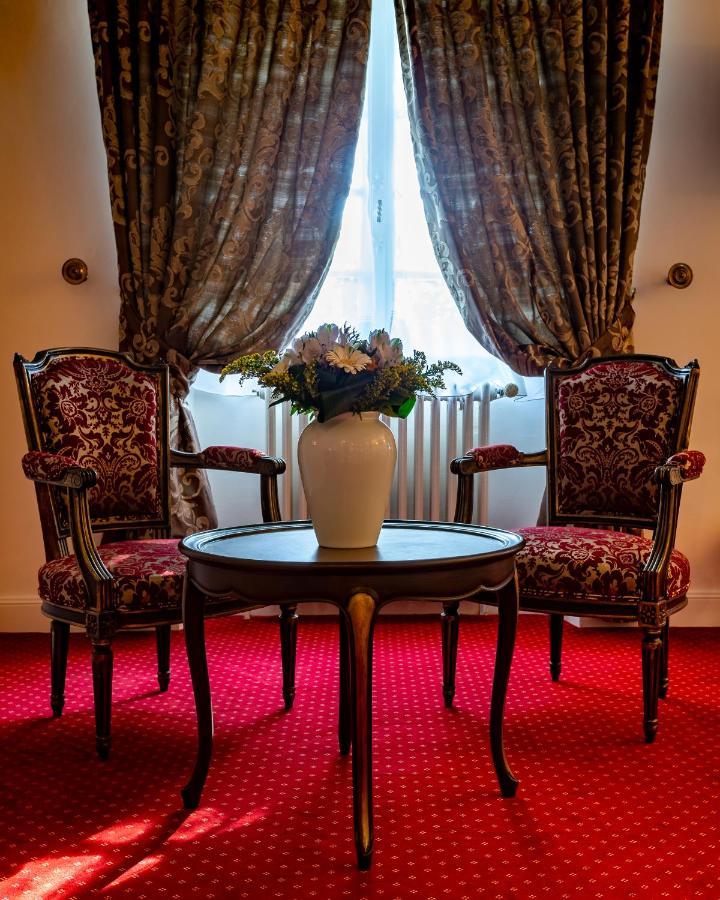 Hotel Restaurant Le Centenaire Les Eyzies Exteriör bild