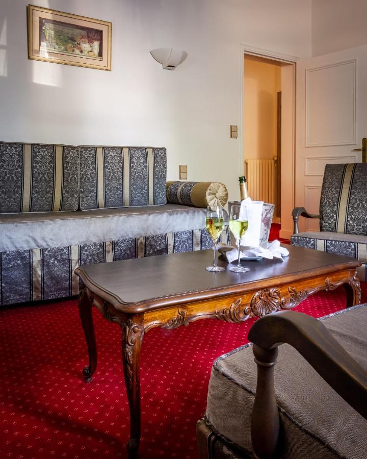 Hotel Restaurant Le Centenaire Les Eyzies Exteriör bild